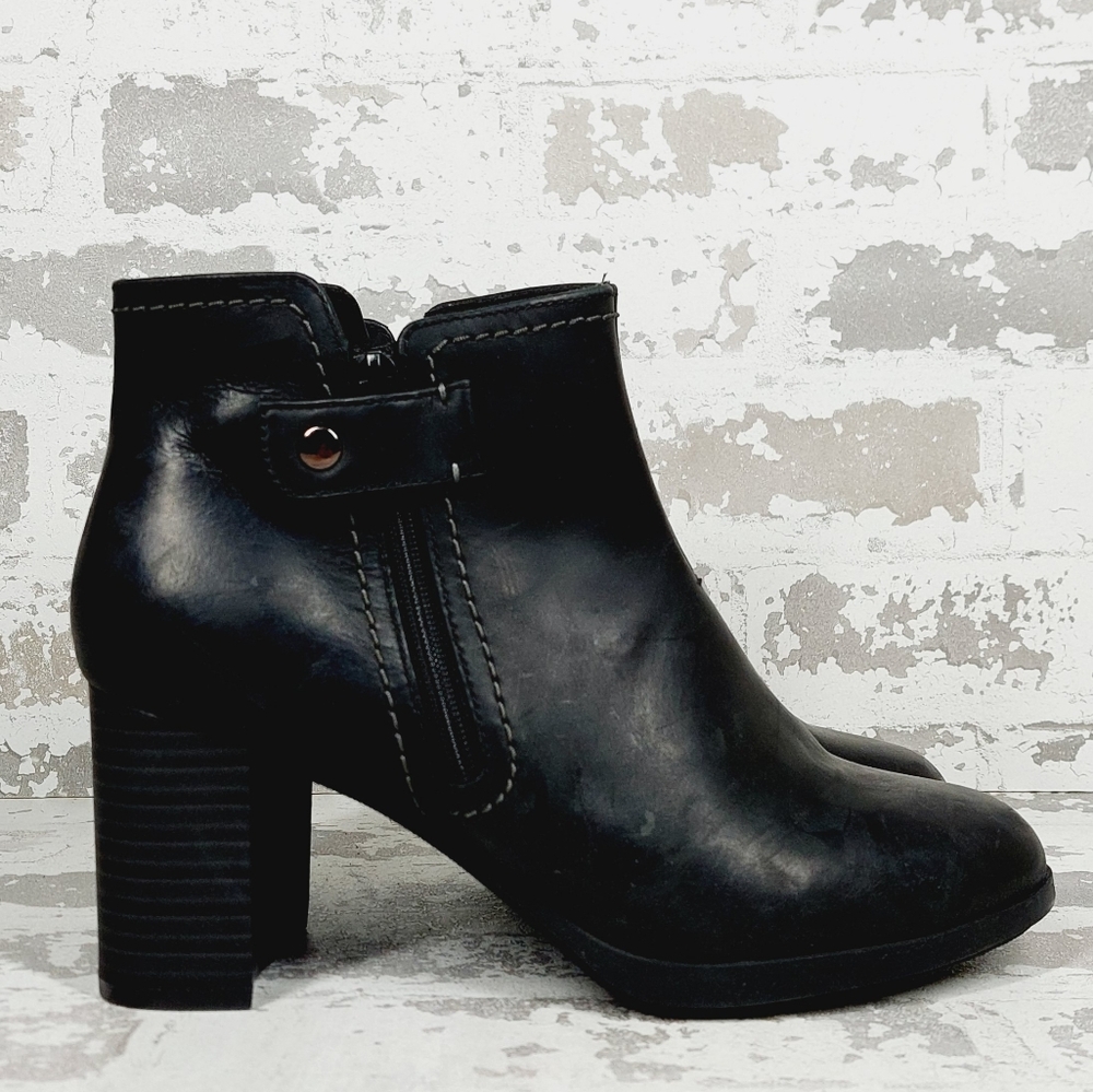 NEW Clarks Bayla Glow Black Leather Zip Strap Block Heel Dress Booties 7.5